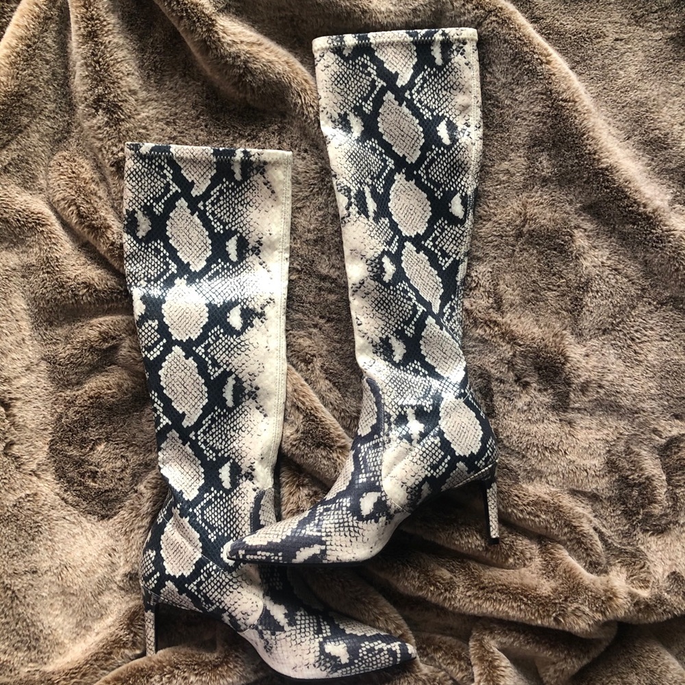 NWOB STUART WEITZMAN snakeskin kitten heels boot